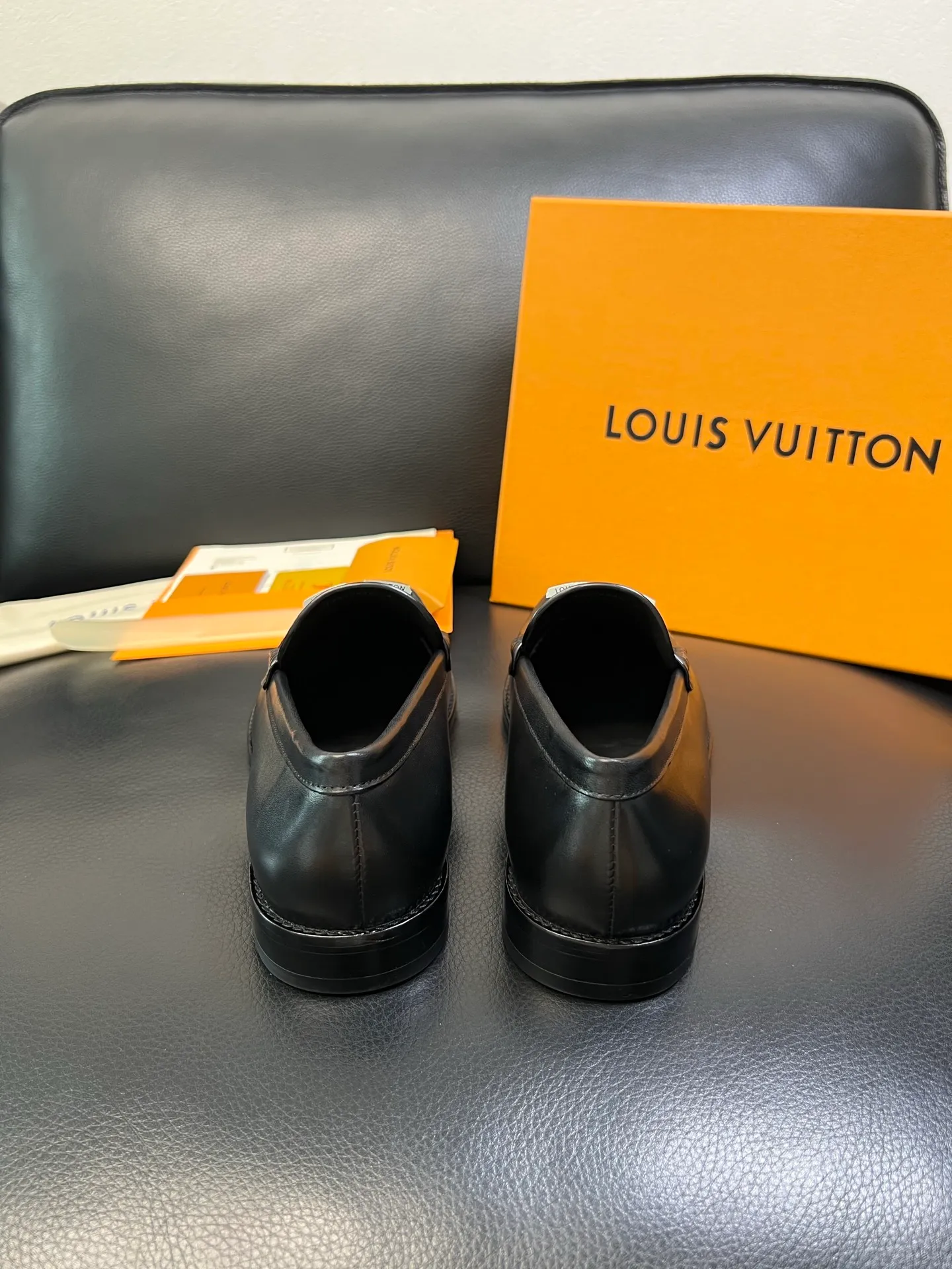 Men's shoes 💰920 Lv high quality top crafts Louis Vuitton leather shoes counter synchronized with original factory configuration, uppers imported from Italy, imported water-dyed cowhide lining, soles: original genuine leather soles specially provided by the original factory, original factory and single goods, welcome to compare, code number 39-44 (customized 38 45 46)
